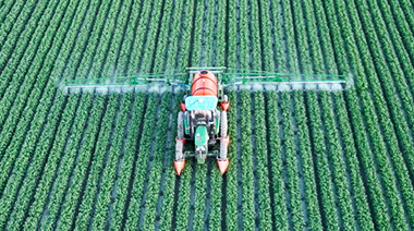 Mit dem automatischen Lenksystem CHCNAV sind die Dämme besonders gerade, das Jäten und die Belüftung werden optimiert, so dass die Landwirte mehr Einnahmen erzielen können.