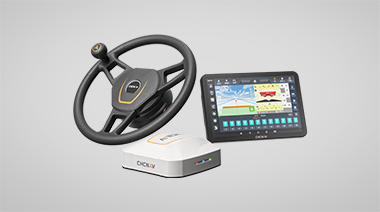 NX612オートステアは、高精度GNSS、ガイダンスモード、ISOBUS互換性を備えています。