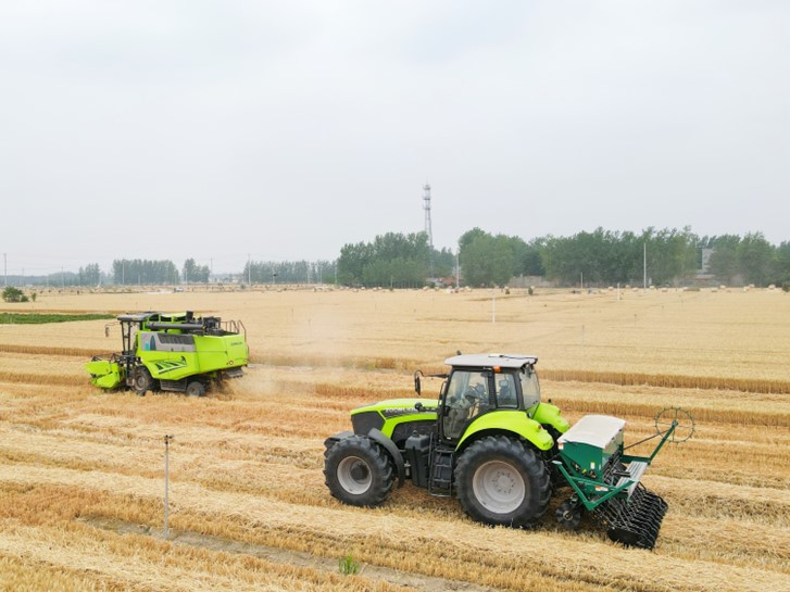Récolte du blé et semis en semis direct grâce à la technologie CHCNAV