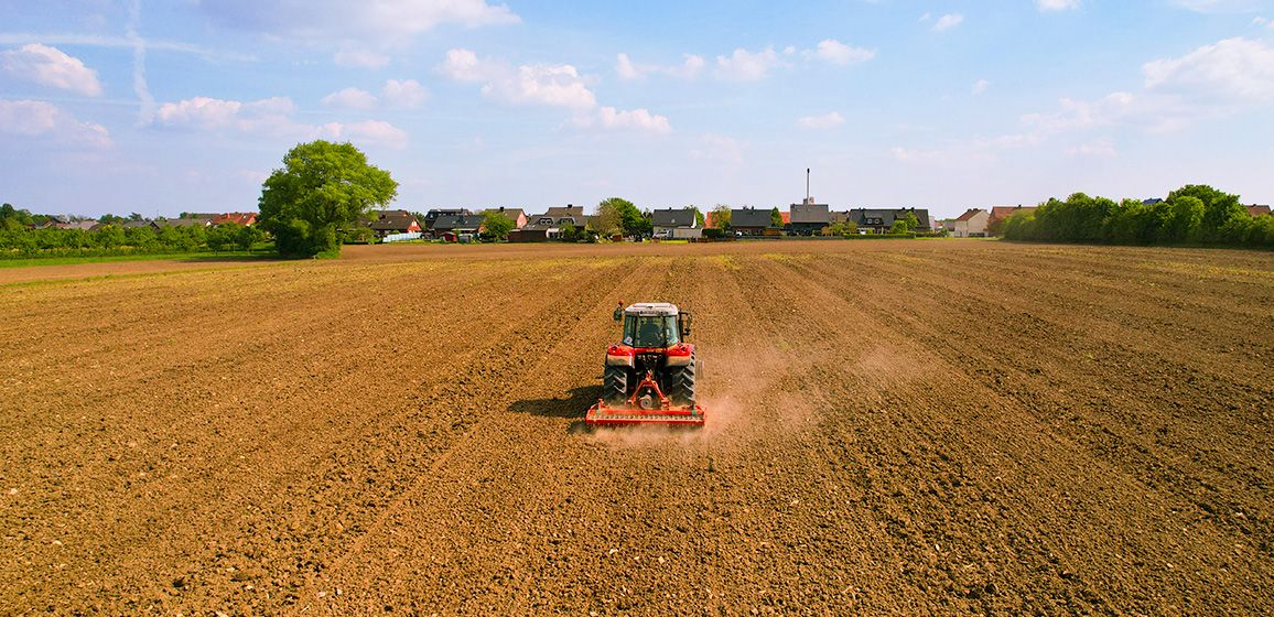 Systemy autostereeeringowe GNSS RTK: centymetrowa dokładność dla sprzętu rolniczego.