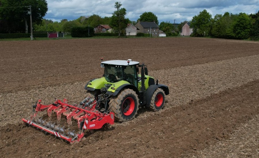 CHCNAV NX612 sur tracteur CLAAS pour le labourage