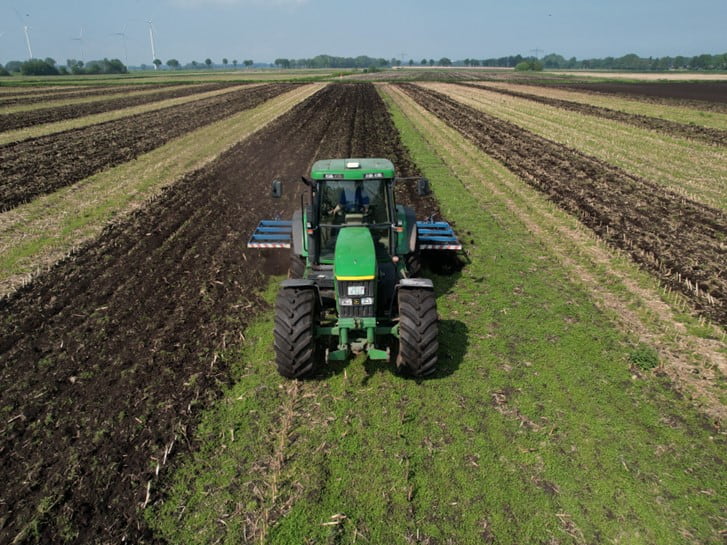 Ecrã NX610 utilizado para orientação de tractores na agricultura de precisão.