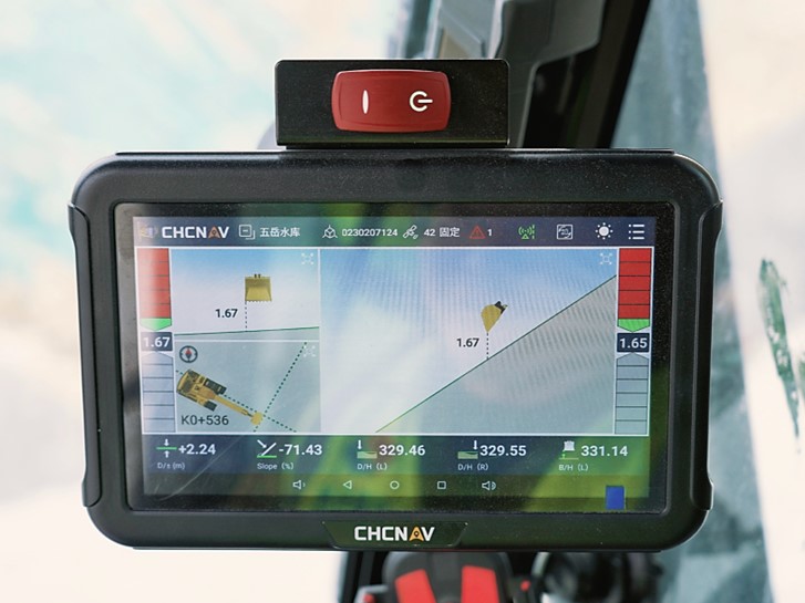 Escavadora a trabalhar na construção de estradas com apoio de posicionamento RTK.