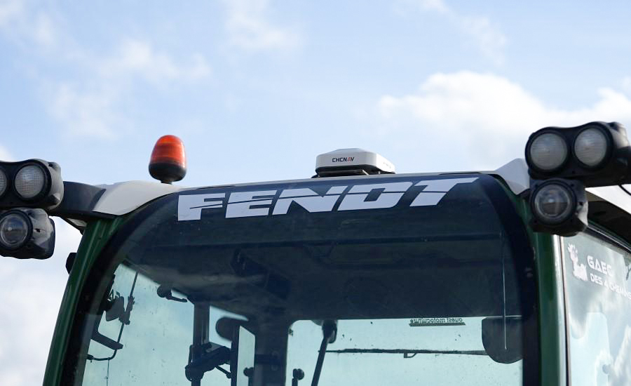 O sistema de direção automática CHCNAV é compatível com muitas marcas de tractores