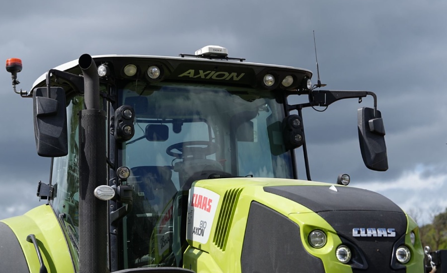CHCNAV NX612 système auto-directeur installé sur un tracteur CLAAS