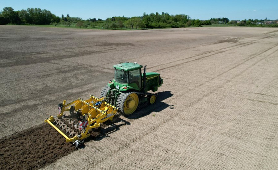 CHCNAV NX612 orientando um trator de rastos John Deere para a gradagem de terras