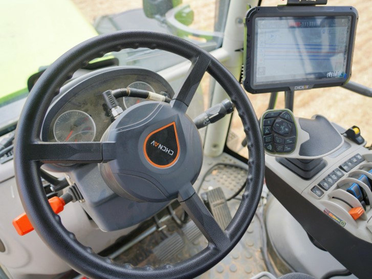 Récolte du blé et semis en semis direct grâce à la technologie CHCNAV