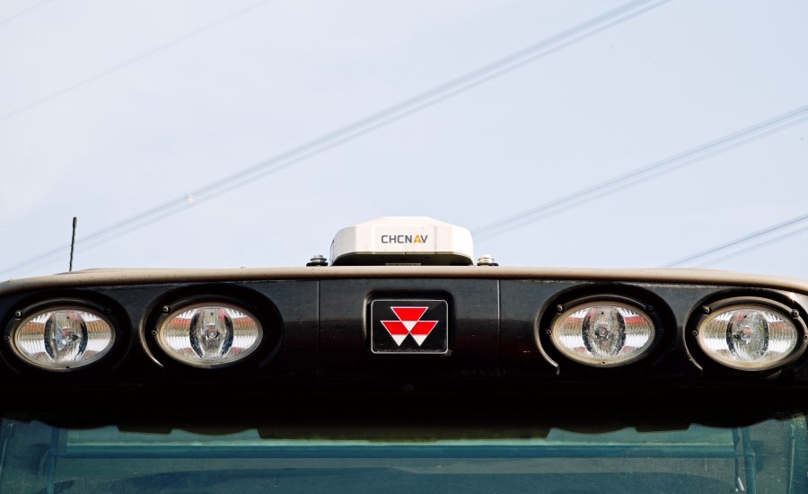 CHCNAV NX612 instalado no trator para operações de campo precisas