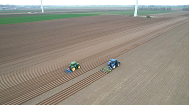 CHCNAV tractor guidance system with cm-level accuracy